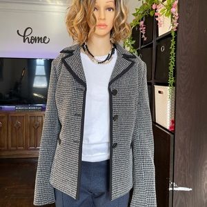 Black and white blazer 🖤🤍